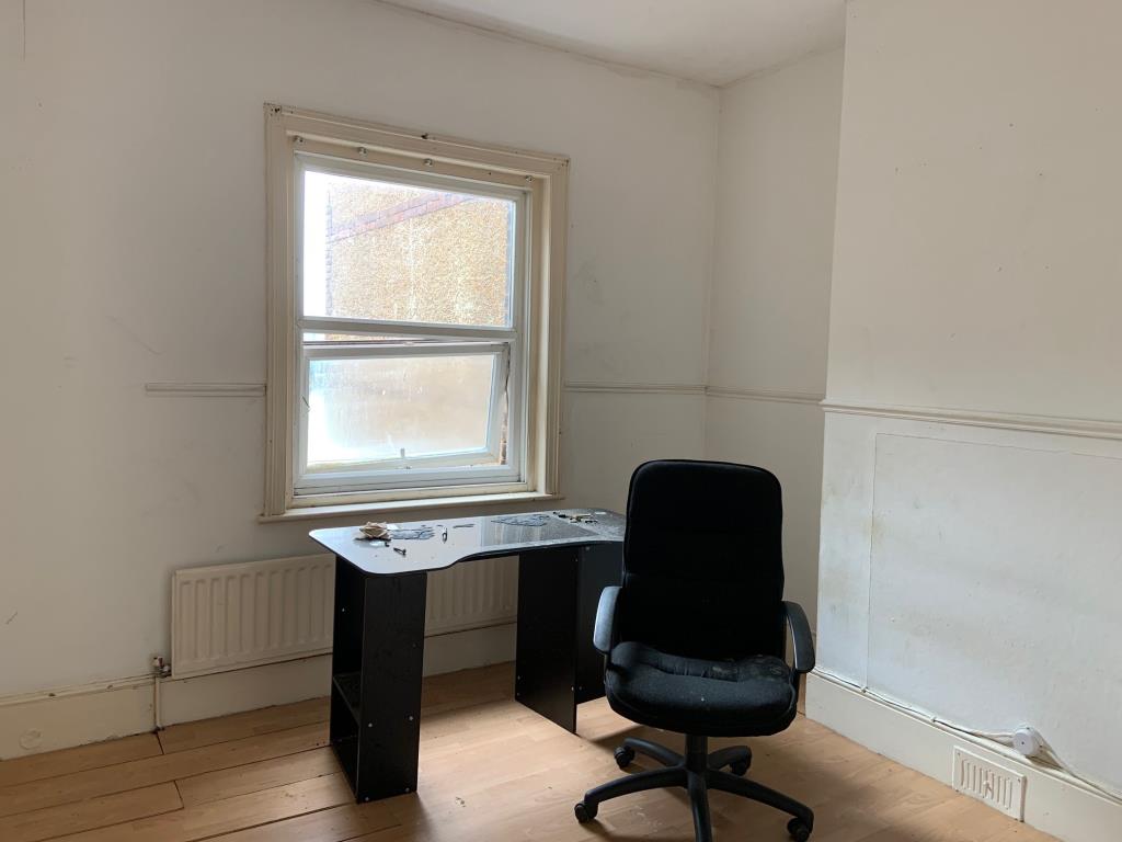 Lot: 41 - TERRACE HOUSE IN NEED OF REPAIR - Bedroom